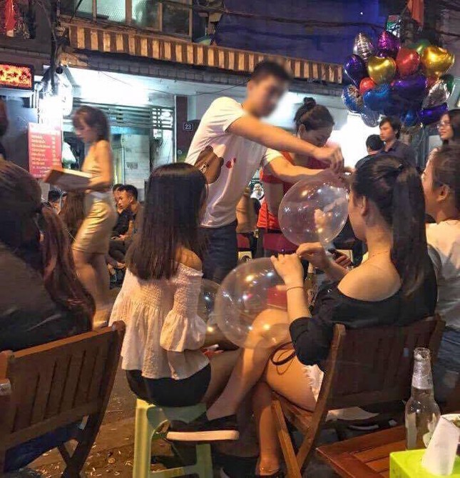 'Bóng cười' vẫn tung hoành phố đi bộ cuối tuần ảnh 3