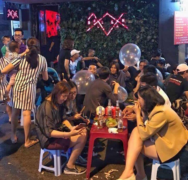 'Bóng cười' vẫn tung hoành phố đi bộ cuối tuần ảnh 5