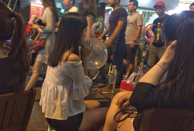 'Bóng cười' vẫn tung hoành phố đi bộ cuối tuần ảnh 8