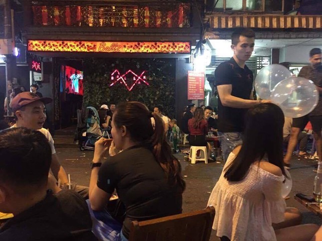 'Bóng cười' vẫn tung hoành phố đi bộ cuối tuần ảnh 9