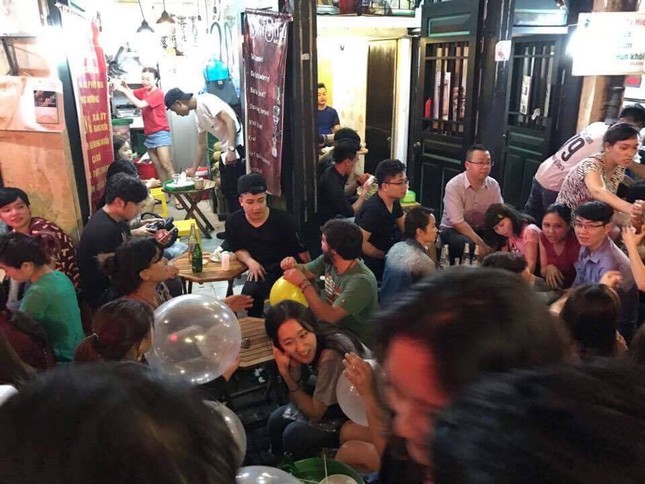 'Bóng cười' vẫn tung hoành phố đi bộ cuối tuần ảnh 10