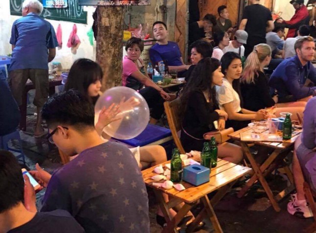 'Bóng cười' vẫn tung hoành phố đi bộ cuối tuần ảnh 6