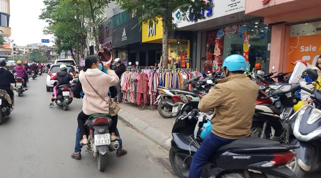 Nhốn nháo 'chợ cóc, chợ tạm' lấn chiếm vỉa hè cuối năm ảnh 2