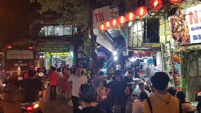 Nhốn nháo 'chợ cóc, chợ tạm' lấn chiếm vỉa hè cuối năm ảnh 8