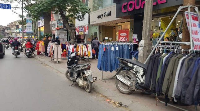 Nhốn nháo 'chợ cóc, chợ tạm' lấn chiếm vỉa hè cuối năm ảnh 1