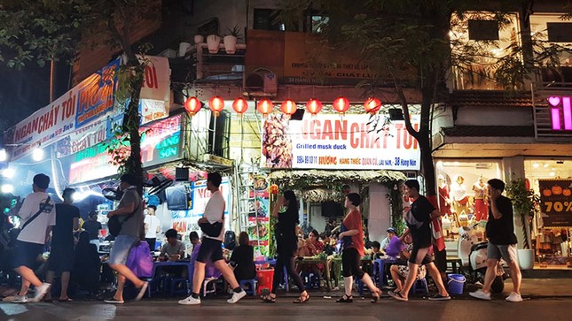 Nhốn nháo 'chợ cóc, chợ tạm' lấn chiếm vỉa hè cuối năm ảnh 9
