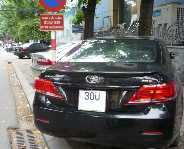 Hà Nội đề xuất tăng phí lòng đường, hè phố gấp 3 lần: Có thuyết phục? ảnh 1