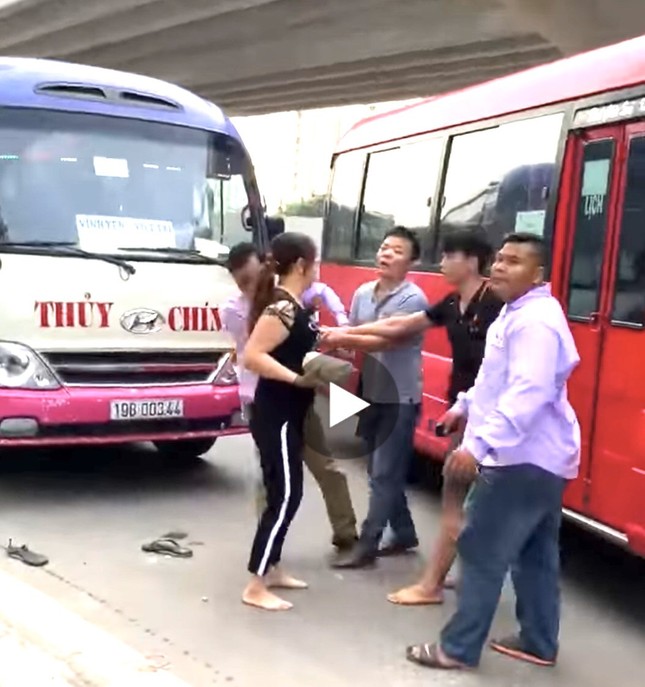 Tài xế xe khách đánh nhau như côn đồ giữa trung tâm Hà Nội ảnh 1