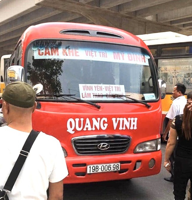 Tài xế xe khách đánh nhau như côn đồ giữa trung tâm Hà Nội ảnh 2