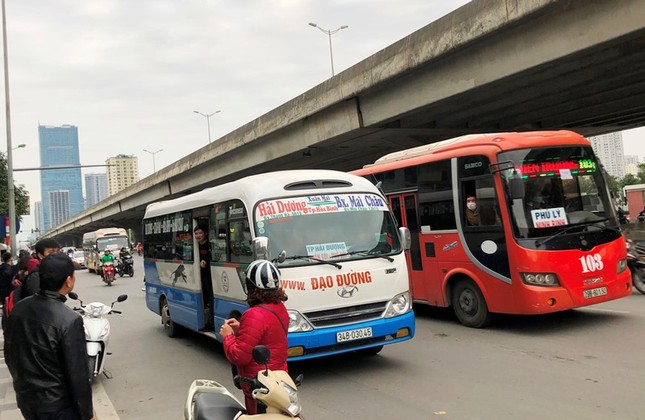 Bị kiểm tra, xe khách “ủi” cả CSGT để bỏ chạy ảnh 2