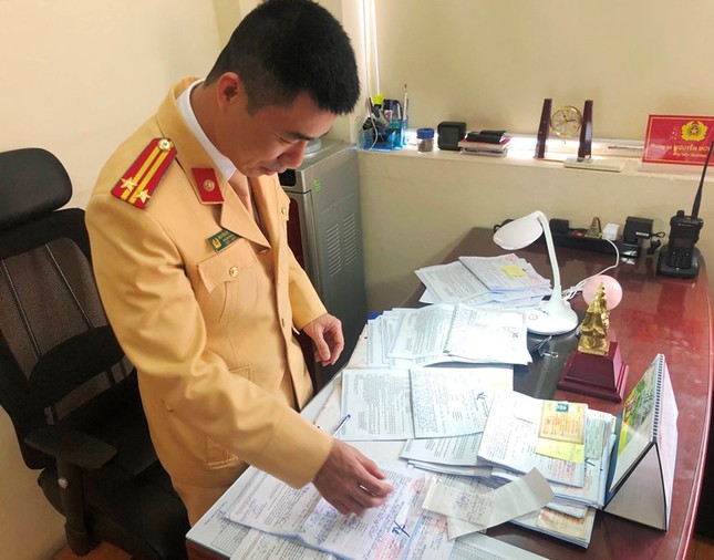 Bị kiểm tra, xe khách “ủi” cả CSGT để bỏ chạy ảnh 3