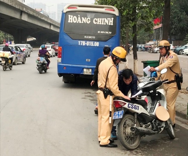 Bị kiểm tra, xe khách “ủi” cả CSGT để bỏ chạy ảnh 8