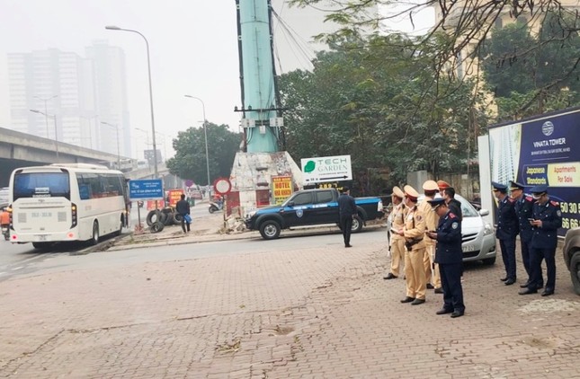 Bị kiểm tra, xe khách “ủi” cả CSGT để bỏ chạy ảnh 6