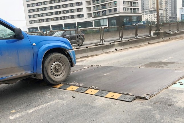 Giảm tốc độ đường trên cao xuống 50km/h để thi công khe co giãn ảnh 1