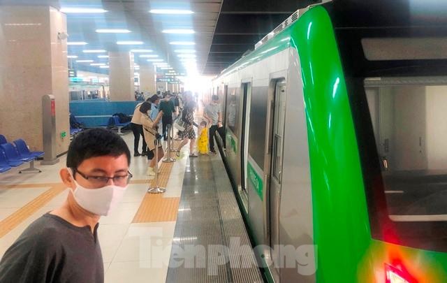 Hình ảnh ngày đầu tiên khách mua vé đi tàu Cát Linh - Hà Đông ảnh 1