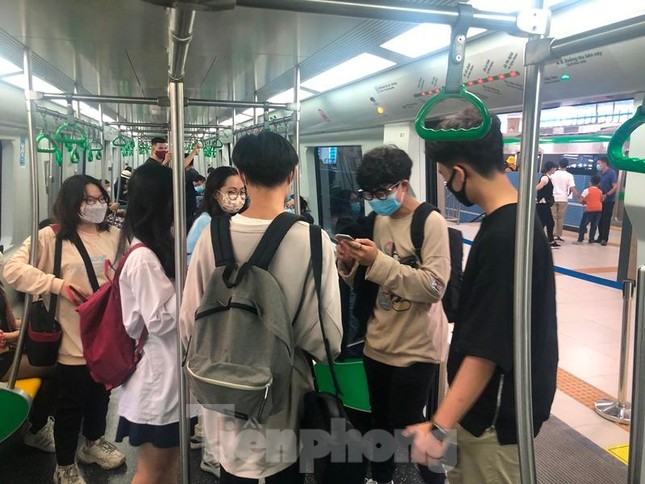 Hình ảnh ngày đầu tiên khách mua vé đi tàu Cát Linh - Hà Đông ảnh 10