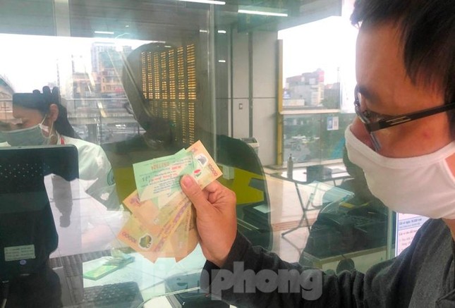 Hình ảnh ngày đầu tiên khách mua vé đi tàu Cát Linh - Hà Đông ảnh 3