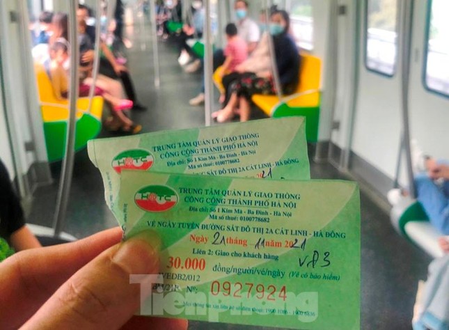 Hình ảnh ngày đầu tiên khách mua vé đi tàu Cát Linh - Hà Đông ảnh 6