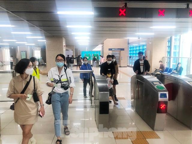 Hình ảnh ngày đầu tiên khách mua vé đi tàu Cát Linh - Hà Đông ảnh 9