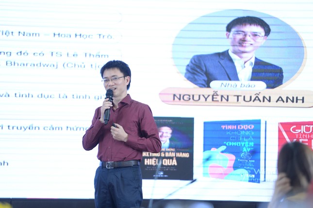 Diễn giả, nhà báo Nguyễn Tuấn Anh bày cách yêu cho sinh viên trường Đại học Kinh tế ảnh 1