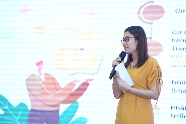 Diễn giả, nhà báo Nguyễn Tuấn Anh bày cách yêu cho sinh viên trường Đại học Kinh tế ảnh 2