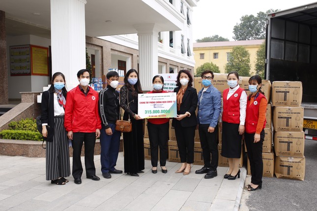 Tặng hơn 10.000 bộ quần áo phòng dịch cho các điểm nóng COVID-19 tại Hải Dương và Quảng Ninh ảnh 1