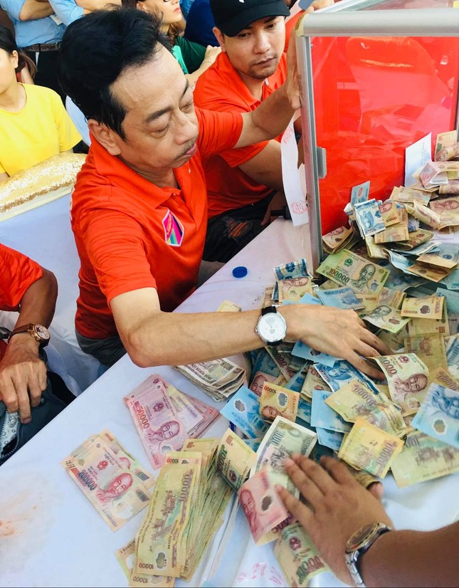 NSND Hoàng Dũng bên hòm tiền từ thiện ảnh 2