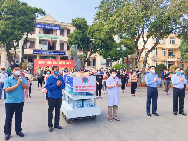Trường Đại học Sao Đỏ tiếp tục thần tốc chế tạo 2 robot cùng tỉnh Hải Dương phòng, chống COVID-19 ảnh 1