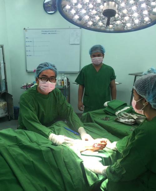 Ca mổ xuyên biên giới lúc 2h sáng giao thừa của bác sĩ Việt ảnh 1