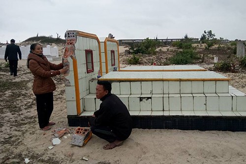 30 ngôi mộ bị đập phá ảnh 1