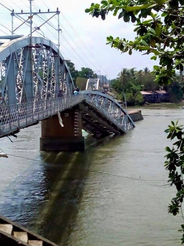 Sà lan tông sập cầu Ghềnh, nhiều người rơi xuống sông ảnh 4