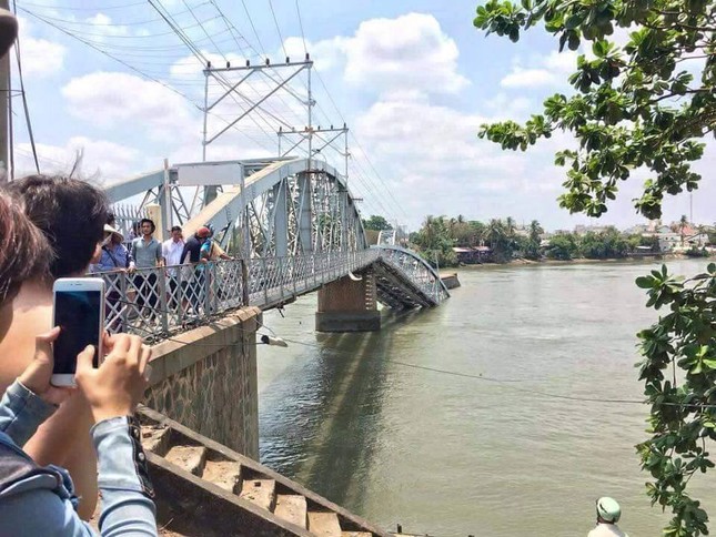 Sà lan tông sập cầu Ghềnh, nhiều người rơi xuống sông ảnh 3