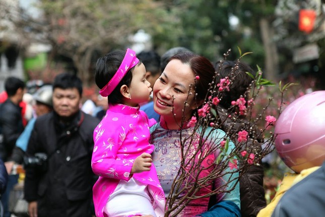 Người dân cả nước đón giao thừa Tết Đinh Dậu ảnh 5