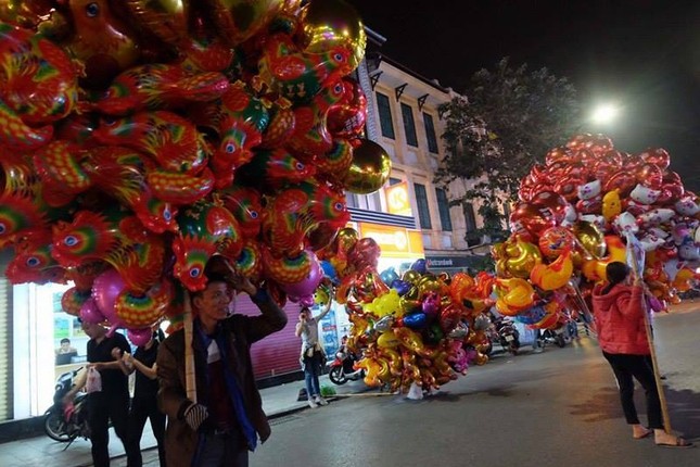 Người dân cả nước đón giao thừa Tết Đinh Dậu ảnh 24