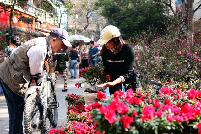 Người dân cả nước đón giao thừa Tết Đinh Dậu ảnh 3