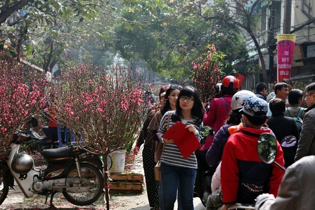 Người dân cả nước đón giao thừa Tết Đinh Dậu ảnh 2