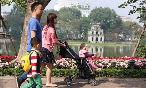 Người dân cả nước đón giao thừa Tết Đinh Dậu ảnh 1