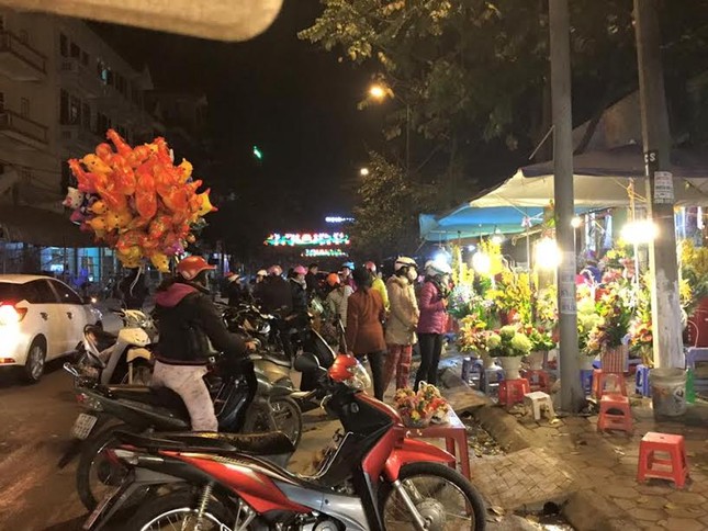 Người dân cả nước đón giao thừa Tết Đinh Dậu ảnh 54