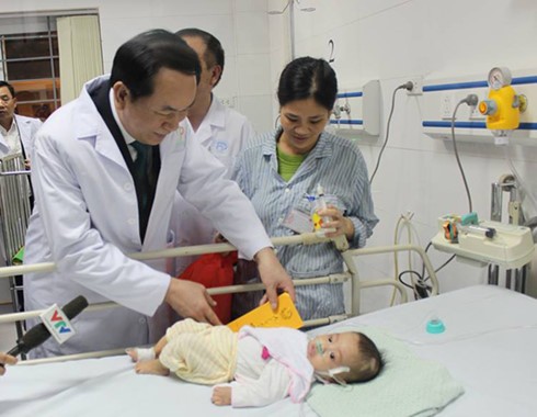 Người dân cả nước đón giao thừa Tết Đinh Dậu ảnh 57