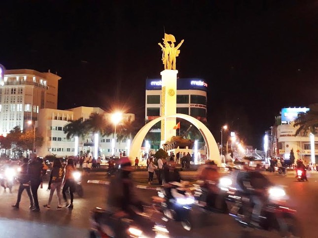 Người dân cả nước đón giao thừa Tết Đinh Dậu ảnh 66