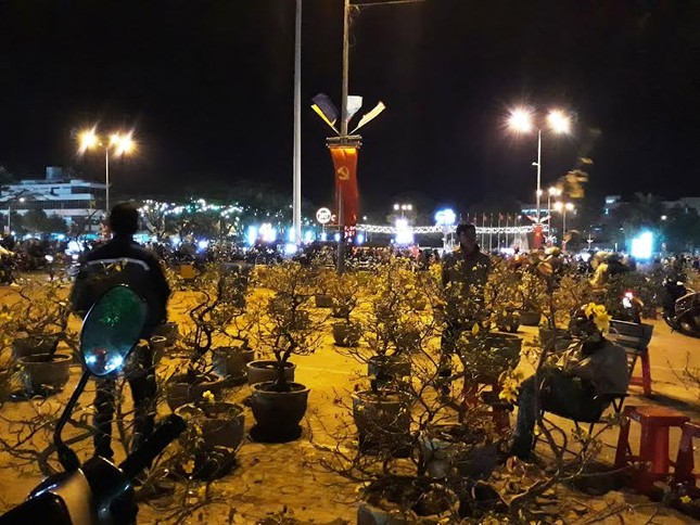 Người dân cả nước đón giao thừa Tết Đinh Dậu ảnh 68