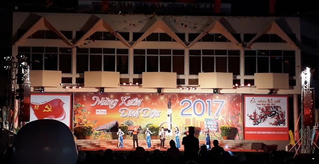 Người dân cả nước đón giao thừa Tết Đinh Dậu ảnh 69