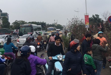 Người dân cả nước đón giao thừa Tết Đinh Dậu ảnh 19