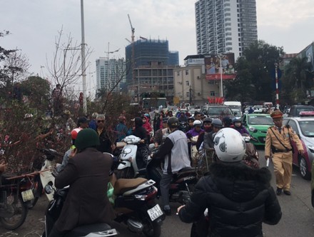 Người dân cả nước đón giao thừa Tết Đinh Dậu ảnh 21