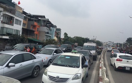 Người dân cả nước đón giao thừa Tết Đinh Dậu ảnh 20