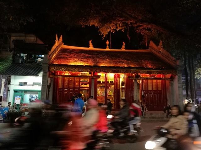 Người dân cả nước đón giao thừa Tết Đinh Dậu ảnh 72