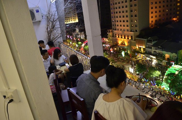 Người dân cả nước đón giao thừa Tết Đinh Dậu ảnh 27