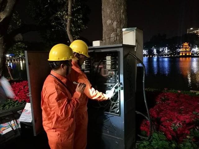 Người dân cả nước đón giao thừa Tết Đinh Dậu ảnh 37