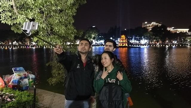 Người dân cả nước đón giao thừa Tết Đinh Dậu ảnh 30