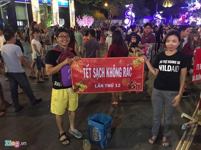 Người dân cả nước đón giao thừa Tết Đinh Dậu ảnh 42